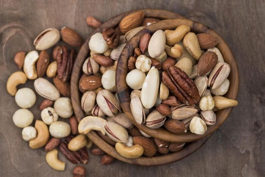 Les noix sont une réserve de vitamines qui améliorent la puissance