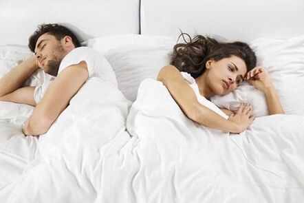 Un homme avec un pouvoir faible et une femme frustrée au lit