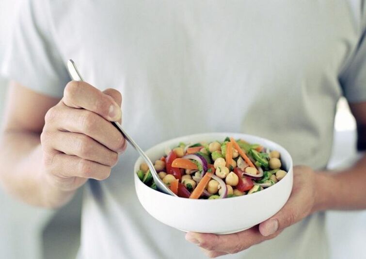 manger de la salade de légumes pour agrémenter